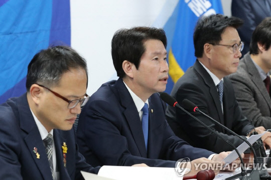 더불어민주당 이인영 원내대표가 25일 국회에서 열린 확대간부회의에서 발언하고 있다. 연합뉴스
